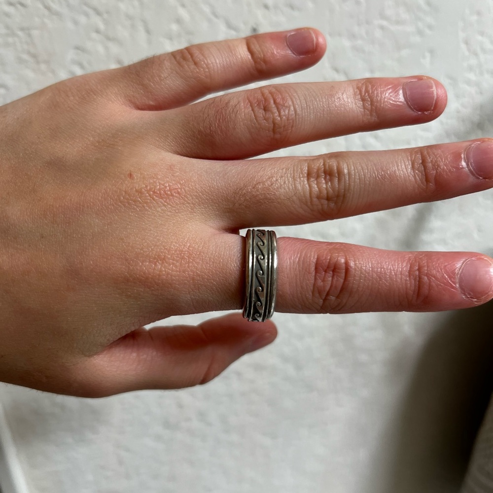 Wave fidget ring